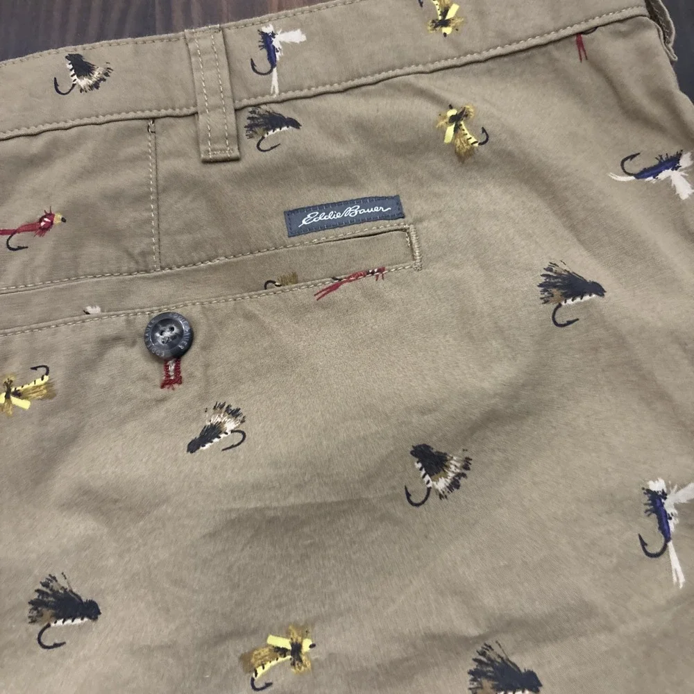 Eddie Bauer Shorts Mens Sz 46 Beige Camano Chino Fly Fishing Print Casual Summer